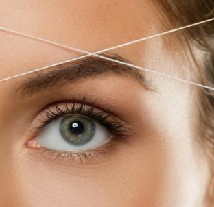 Epilation aux fils et restructuration des sourcils